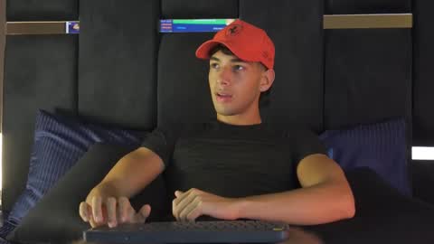 taylorsmiths_ online show from December 2025 04:19:02 AM