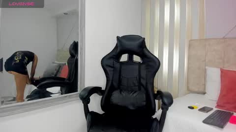 tayra online show from January 2025 10:57:01 PM