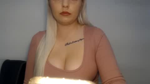 Teeyara  online show from November 2025 01:18:02 PM