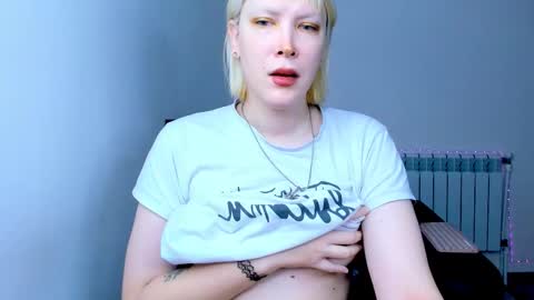 Snapshot of tenebrise chatting on November 2025 12:20:02 AM Kira online show from November 2025 12:20:02 AM