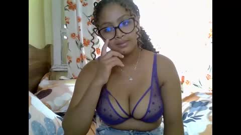 Snapshot of tessmia chatting on April 2026 07:33:01 AM tessmia online show from April 2026 07:33:01 AM