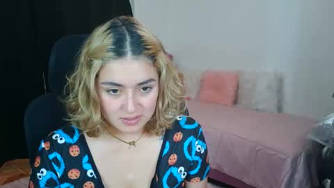 Snapshot of thatgirl2003 chatting on November 2025 01:44:02 PM online show from November 2025 01:44:02 PM