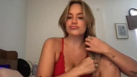Snapshot of thecamilarhodes chatting on May 2026 10:18:02 PM thecamilarhodes online show from May 2026 10:18:02 PM