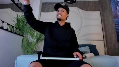 ThiagoFerreti online show from October 2025 07:40:01 PM