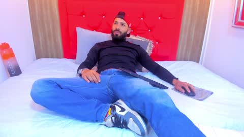 Thia Gomez online show from January 2025 12:31:01 PM