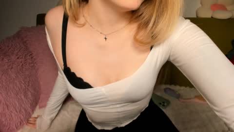 Amelia  shows on mondays fridays and sundays  if anything changes im giving updates on my fansly  online show from February 2025 03:49:01 PM