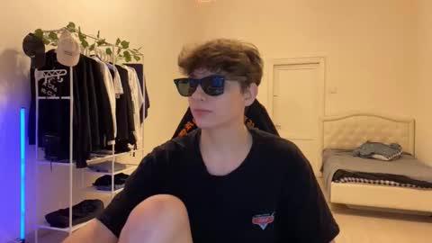 Snapshot of thomas617826 chatting on November 2025 10:34:02 PM Thomas Hill online show from November 2025 10:34:02 PM