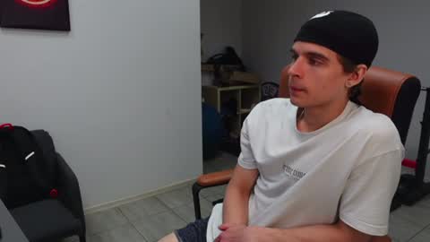 Snapshot of thomas_brons chatting on June 2026 05:12:01 AM THOMAS BRONS online show from June 2026 05:12:01 AM