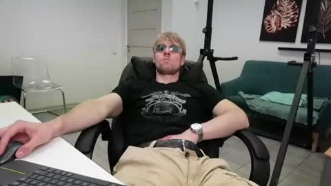 Snapshot of thomas_brons chatting on June 2026 07:35:02 AM THOMAS BRONS online show from June 2026 07:35:02 AM