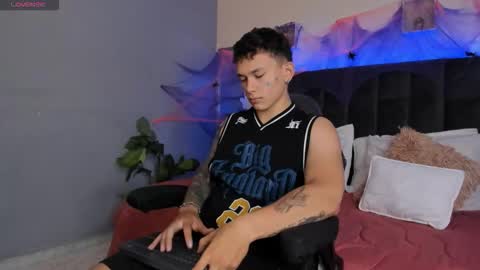 Snapshot of thomas_moon_ chatting on October 2025 12:50:02 PM Thomas online show from October 2025 12:50:02 PM