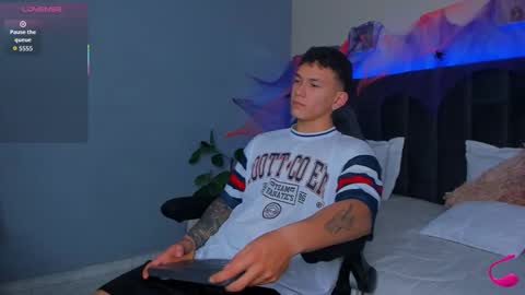 Snapshot of thomas_moon_ chatting on October 2025 01:00:02 PM Thomas online show from October 2025 01:00:02 PM