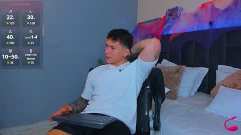 Snapshot of thomas_moon_ chatting on October 2025 12:23:02 PM Thomas online show from October 2025 12:23:02 PM