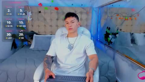 Snapshot of thomas_moon_ chatting on October 2025 01:39:01 PM Thomas online show from October 2025 01:39:01 PM