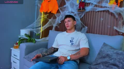 Snapshot of thomas_moon_ chatting on October 2025 11:23:02 AM Thomas online show from October 2025 11:23:02 AM