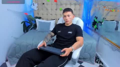 Snapshot of thomas_moon_ chatting on October 2025 12:17:02 PM Thomas online show from October 2025 12:17:02 PM