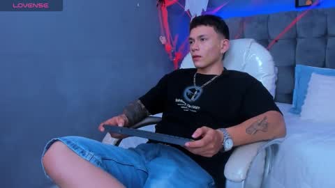 Snapshot of thomas_moon_ chatting on November 2025 09:27:02 PM Thomas online show from November 2025 09:27:02 PM