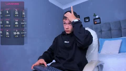 Snapshot of thomas_moon_ chatting on November 2025 12:31:02 PM Thomas online show from November 2025 12:31:02 PM