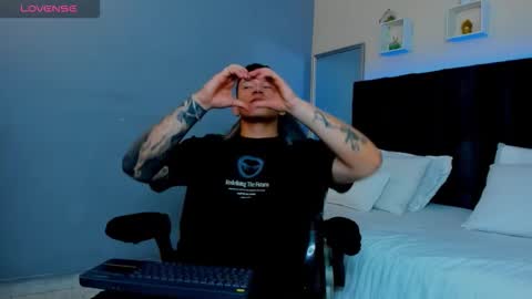 Snapshot of thomas_moon_ chatting on November 2025 01:00:02 PM Thomas online show from November 2025 01:00:02 PM