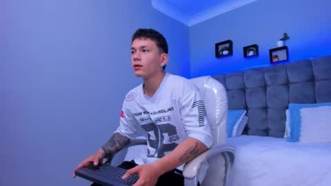 Snapshot of thomas_moon_ chatting on November 2025 12:39:02 PM Thomas online show from November 2025 12:39:02 PM