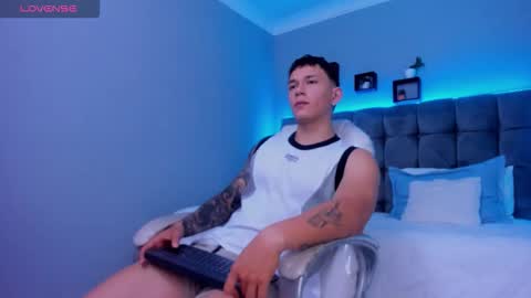 Snapshot of thomas_moon_ chatting on November 2025 01:47:02 PM Thomas online show from November 2025 01:47:02 PM