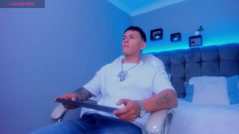 Snapshot of thomas_moon_ chatting on November 2025 02:10:01 PM Thomas online show from November 2025 02:10:01 PM