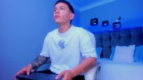 Snapshot of thomas_moon_ chatting on December 2025 10:31:01 AM Thomas online show from December 2025 10:31:01 AM