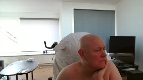 thomash32 online show from September 2025 04:40:02 PM