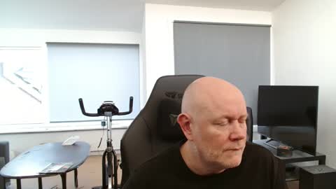 thomash32 online show from September 2025 07:43:01 AM