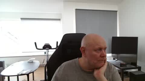 thomash32 online show from September 2025 11:56:02 AM