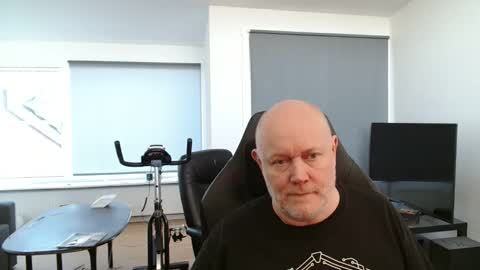 thomash32 online show from September 2025 08:06:01 AM