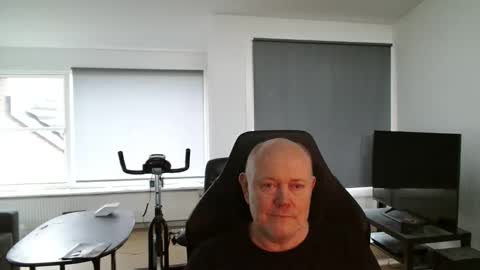 thomash32 online show from October 2025 06:11:01 AM