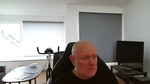 thomash32 online show from October 2025 07:31:01 AM