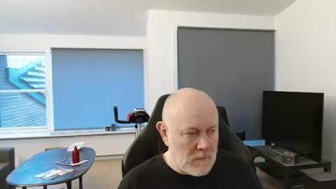 thomash32 online show from October 2025 06:21:01 AM