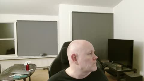 thomash32 online show from November 2025 10:21:02 PM