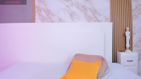 tianaglow4 online show from October 2025 12:14:01 PM