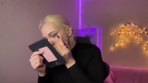 Amira online show from October 2025 10:27:01 AM