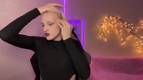 Amira online show from November 2025 09:42:01 AM