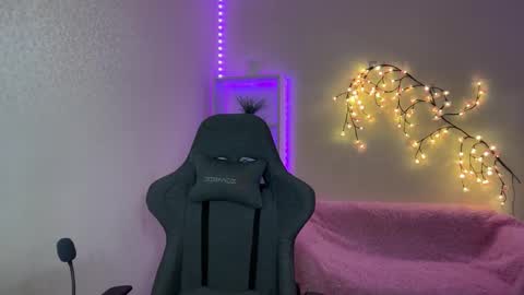 Amira online show from December 2025 11:37:01 AM