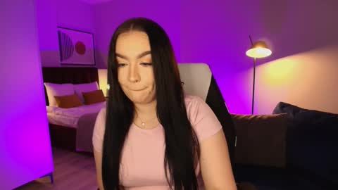 Snapshot of tinafox_ chatting on February 2026 08:18:02 AM hi im curvy babyface girlie Tina online show from February 2026 08:18:02 AM