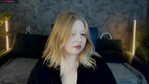 TinkerrBelll online show from November 2025 08:14:01 PM