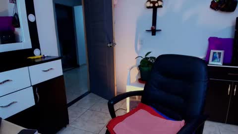 Snapshot of tinnadawson chatting on January 2025 02:40:01 AM I AM BELLA ----------- follow my IG TINNS 69 online show from January 2025 02:40:01 AM