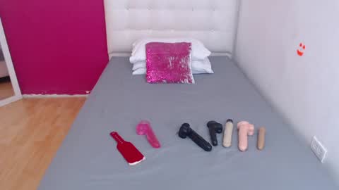 tiny_whore18 online show from December 2024 02:57:02 PM