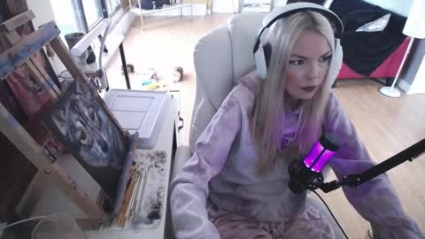 stage Kylie Sinner  brand CLITBAIT online show from February 2025 08:55:01 PM