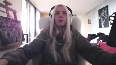 stage Kylie Sinner  brand CLITBAIT online show from October 2025 07:36:02 PM