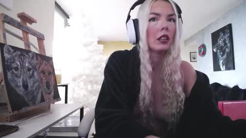 stage Kylie Sinner  brand CLITBAIT online show from November 2025 12:22:01 PM