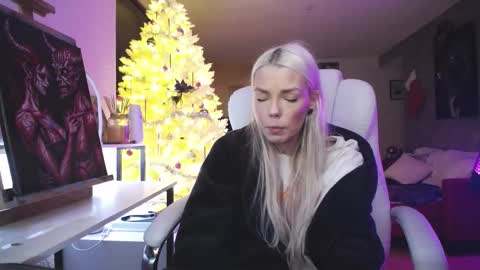 stage Kylie Sinner  brand CLITBAIT online show from December 2025 08:31:02 AM