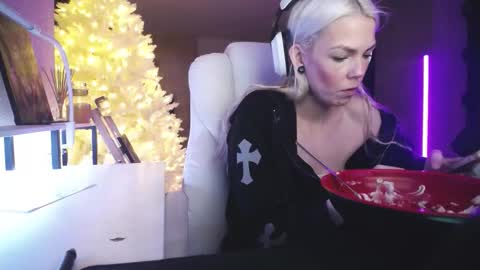 stage Kylie Sinner  brand CLITBAIT online show from February 2026 02:53:01 AM