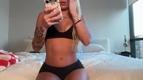Snapshot of tinytayy chatting on April 2026 01:19:01 AM tinytayy online show from April 2026 01:19:01 AM