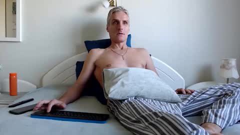 Daniel Bisexual uncut 20cm online show from October 2025 06:45:01 AM