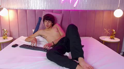 Snapshot of tombakker chatting on December 2024 10:43:01 PM Tomm online show from December 2024 10:43:01 PM